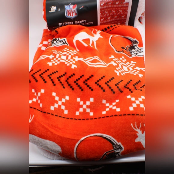 New NFL Cleavland Browns Helmet Reindeer Super Soft Sherpa Backed Bed Blanket - Picture 8 of 9